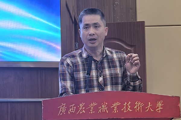 陈炳森秘书长主持会议600x400.jpg